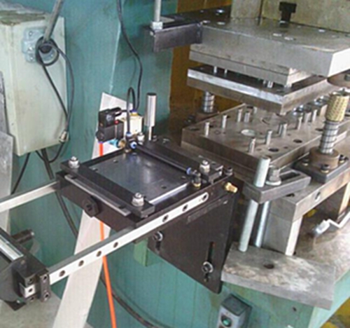 冲床整平送料机